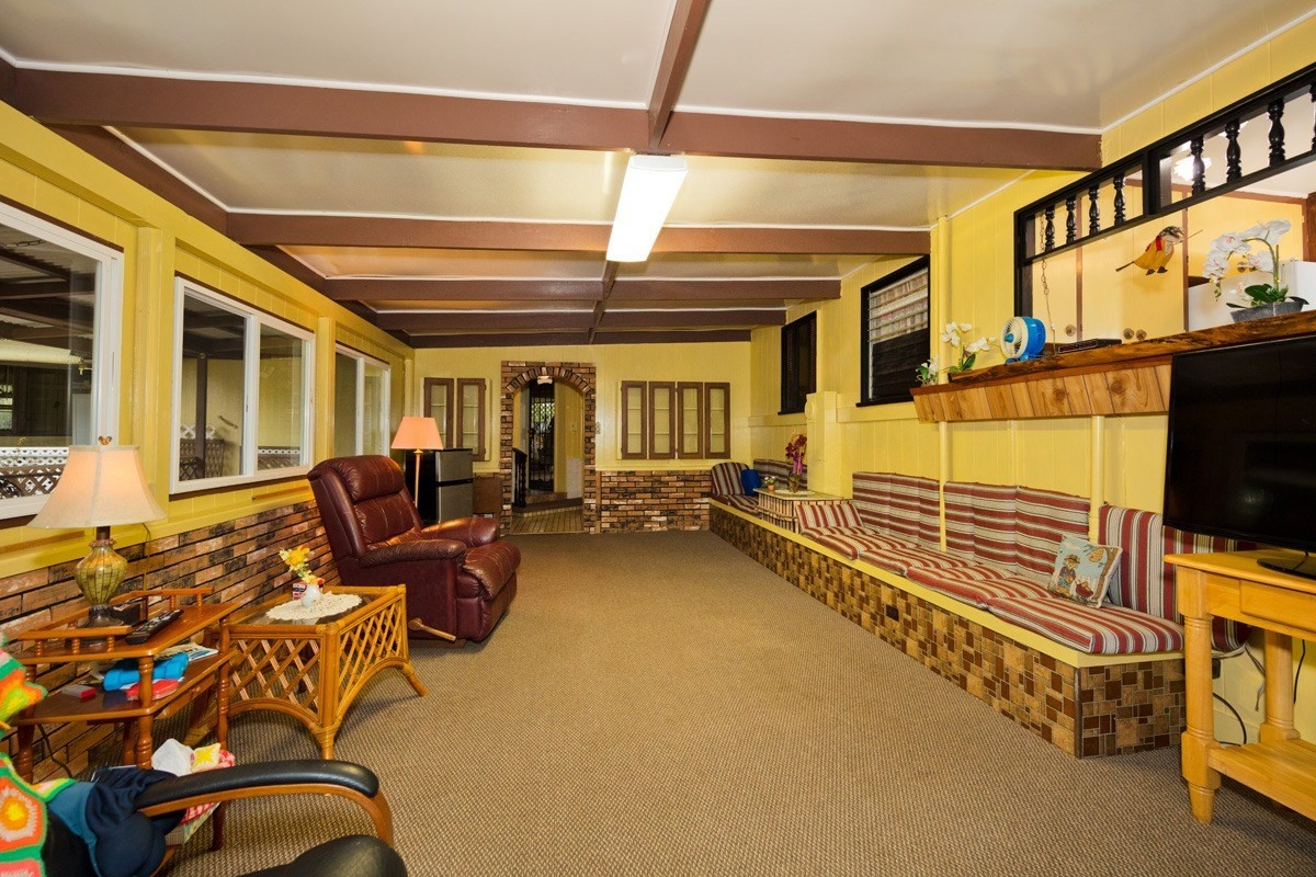 25 Kaapuni Loop Hilo, HI 96720 - Photo 8 of 25 a living room with furniture