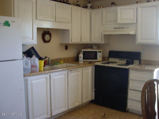 6711 West Osborn Road, Unit 151 Phoenix, AZ 85033 - Photo 5 of 19 Kitchen