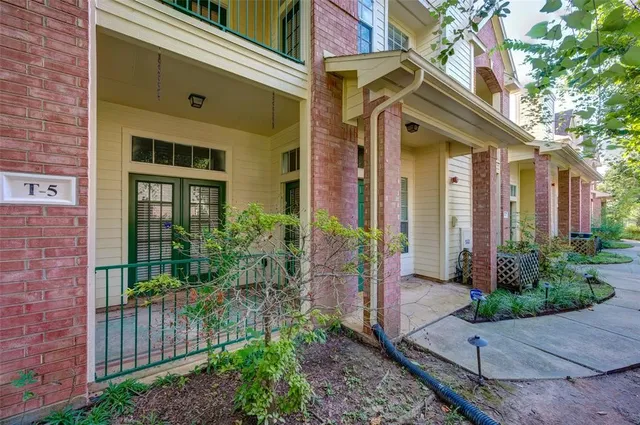 $2,100 | 2710 Grants Lake Boulevard, Unit T5, Sugar Land, TX 77479