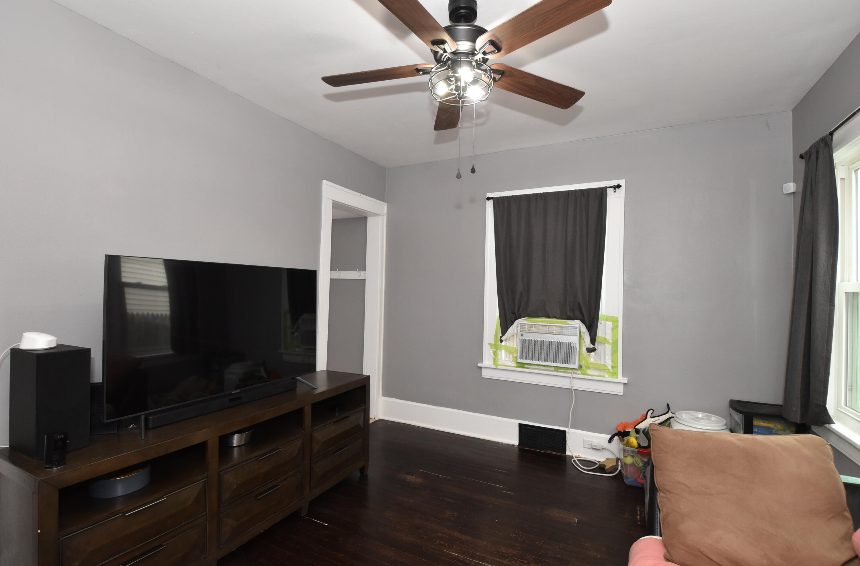 1717 Grange Avenue Racine, WI 53405 - Photo 5 of 28 Living Room