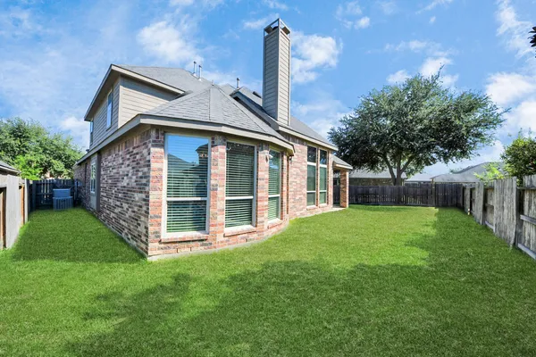 a view of a house with backyard and garden