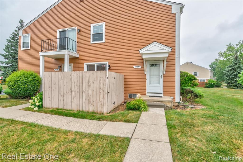 23657 North Rockledge Novi, MI 48375 - Photo 2 of 22