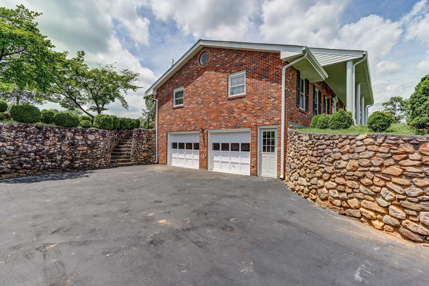 2231 Hardy Road Vinton, VA 24179 - Photo 37 of 40 a front view of a house with a yard