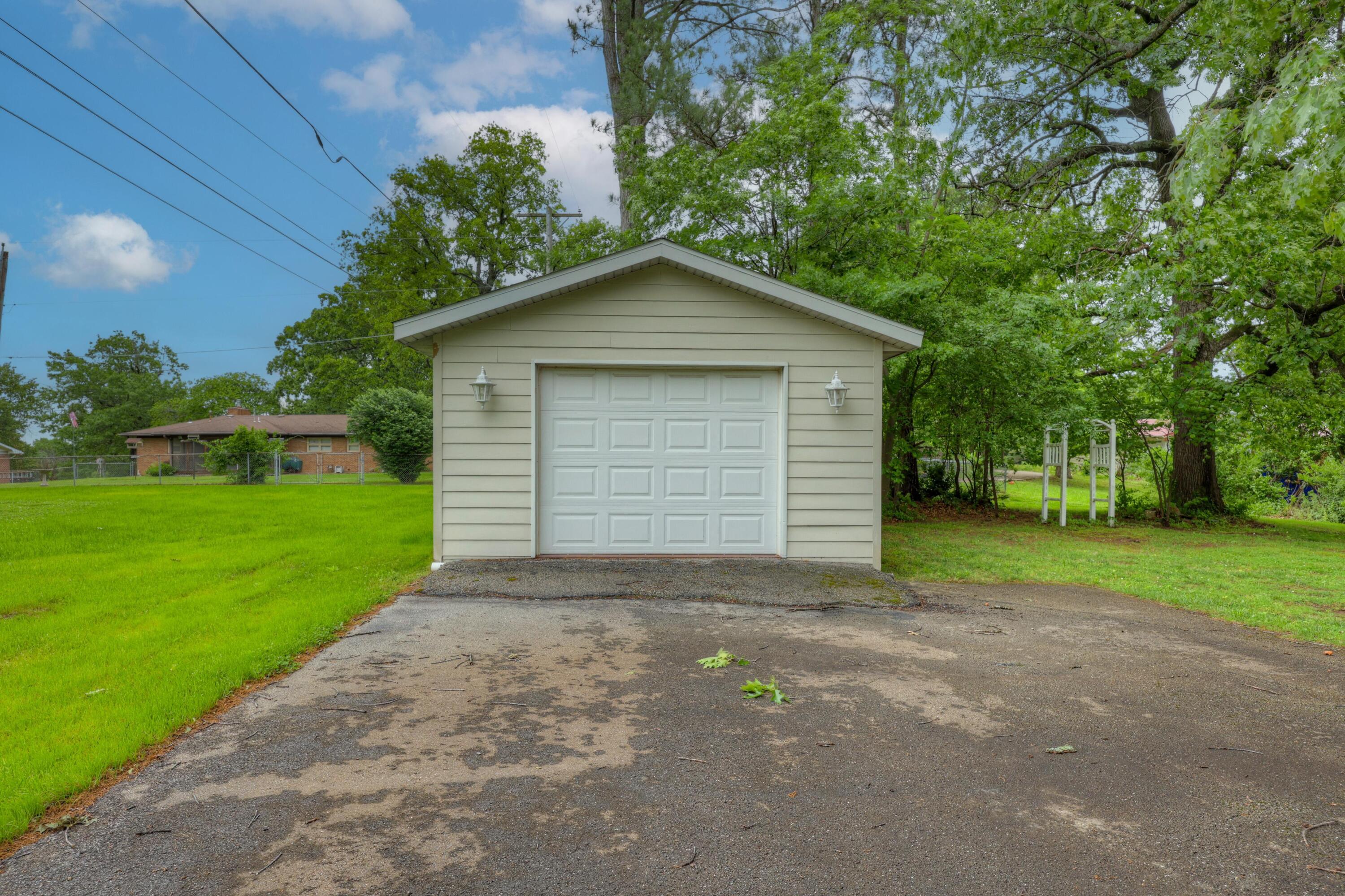 1111 Peterson Road Neosho, MO 64850 - Photo 10 of 54 010