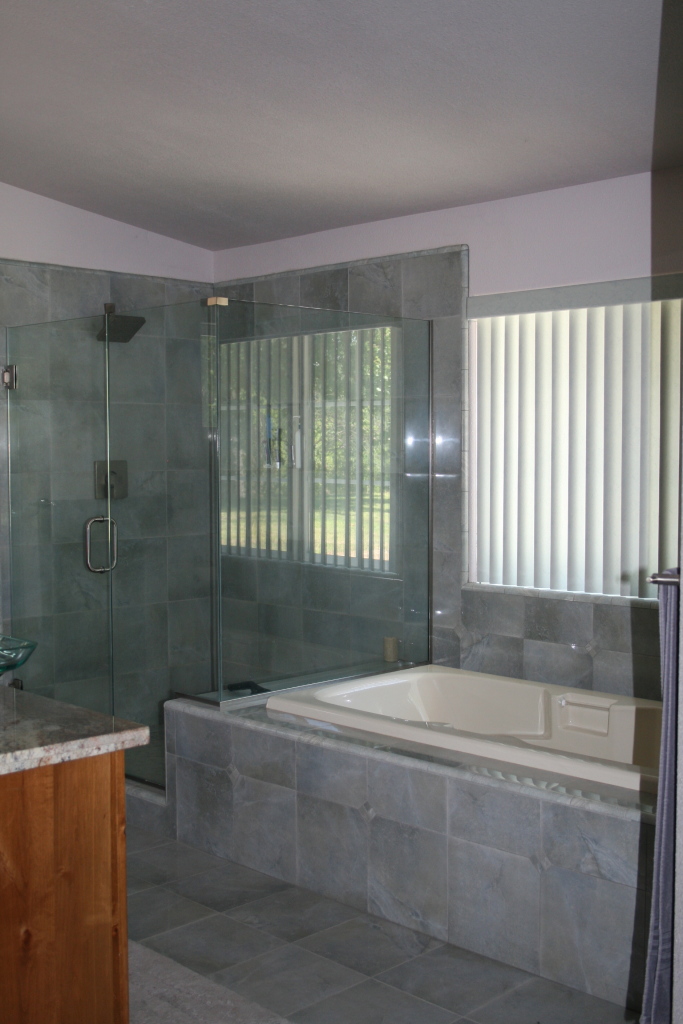 10828 Beaver Road Oak Run, CA 96069 - Photo 27 of 39 master bath shower/tub