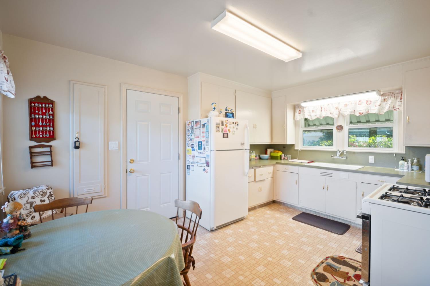 929 Capistrano Drive Salinas, CA 93901 - Photo 14 of 38