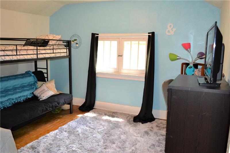 408 Cascade Road Pittsburgh, PA 15221 - Photo 20 of 25 THIRD BEDROOM/2ND FLOOR