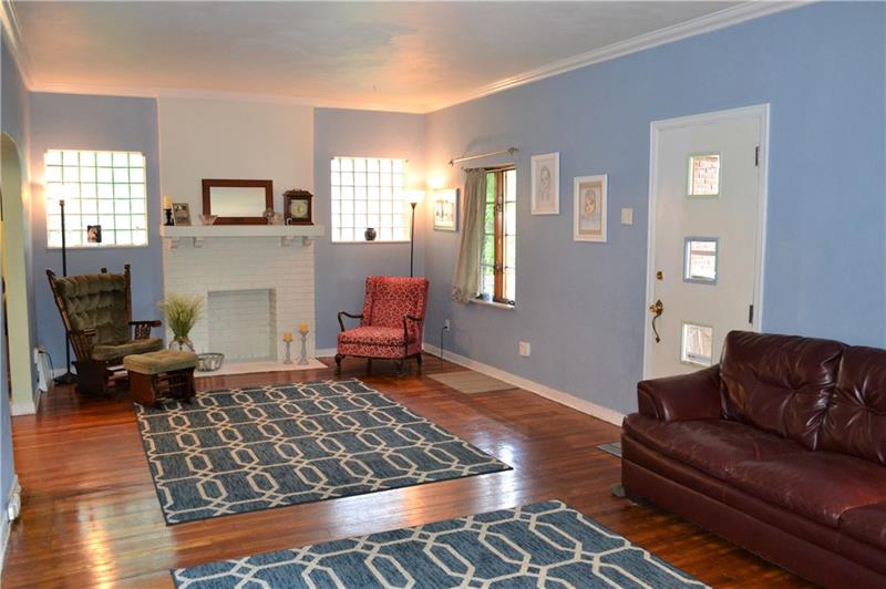 408 Cascade Road Pittsburgh, PA 15221 - Photo 9 of 25 LIVING ROOM