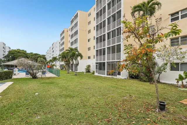 $214,900 | 319 Northeast 14th Avenue, Unit 501, Hallandale Beach, FL 33009