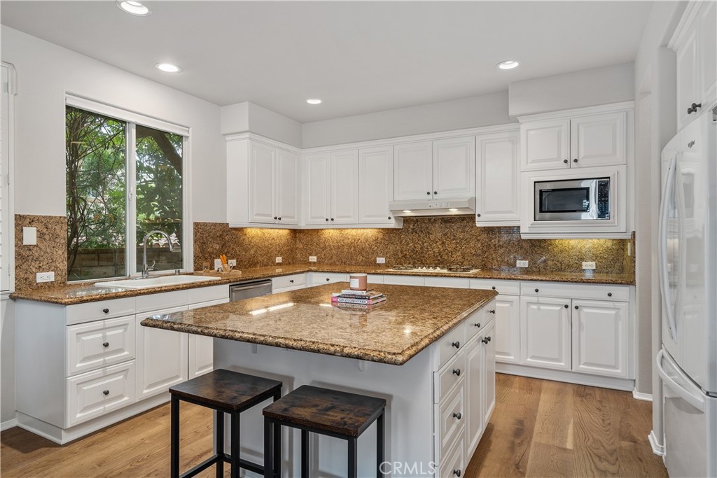 25730 Hawthorne Place Stevenson Ranch, CA 91381 - Photo 9 of 41 Kitchen