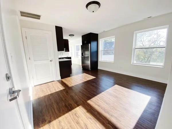 $2,000 | 2959 North Hamlin Avenue, Unit 3A, Chicago, IL 60618