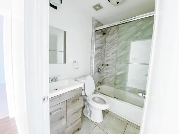 $2,000 | 2959 North Hamlin Avenue, Unit 3A, Chicago, IL 60618