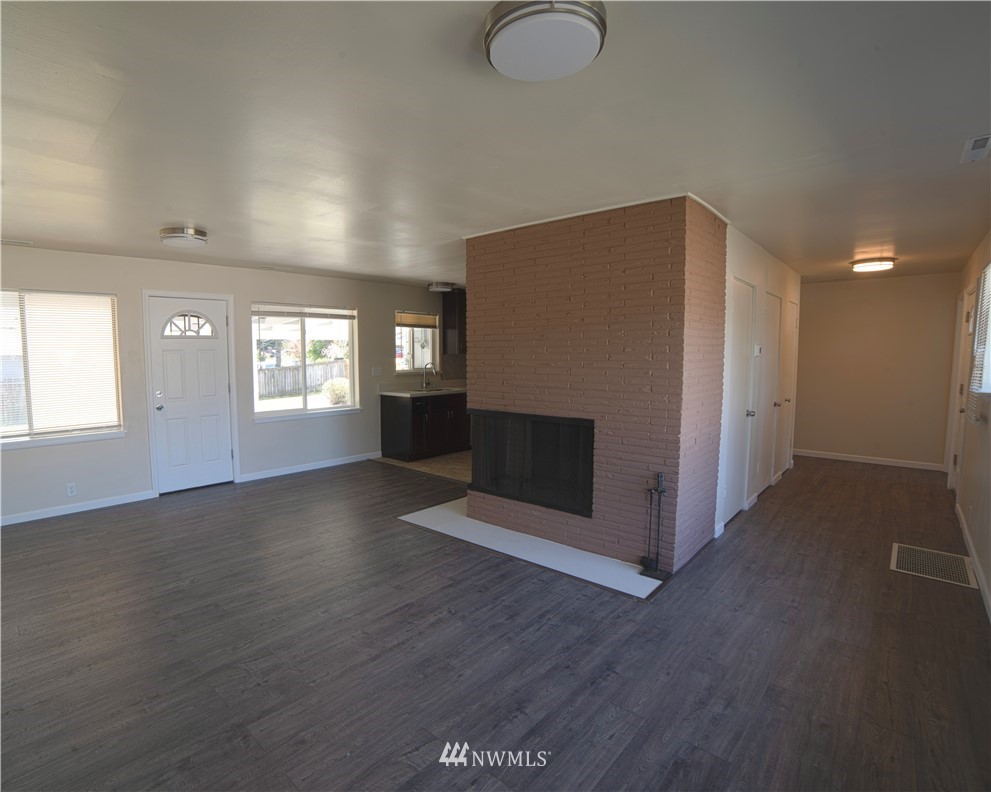 10803 Renton Avenue South Seattle, WA 98178 - Photo 5 of 21 Gallery Image 5