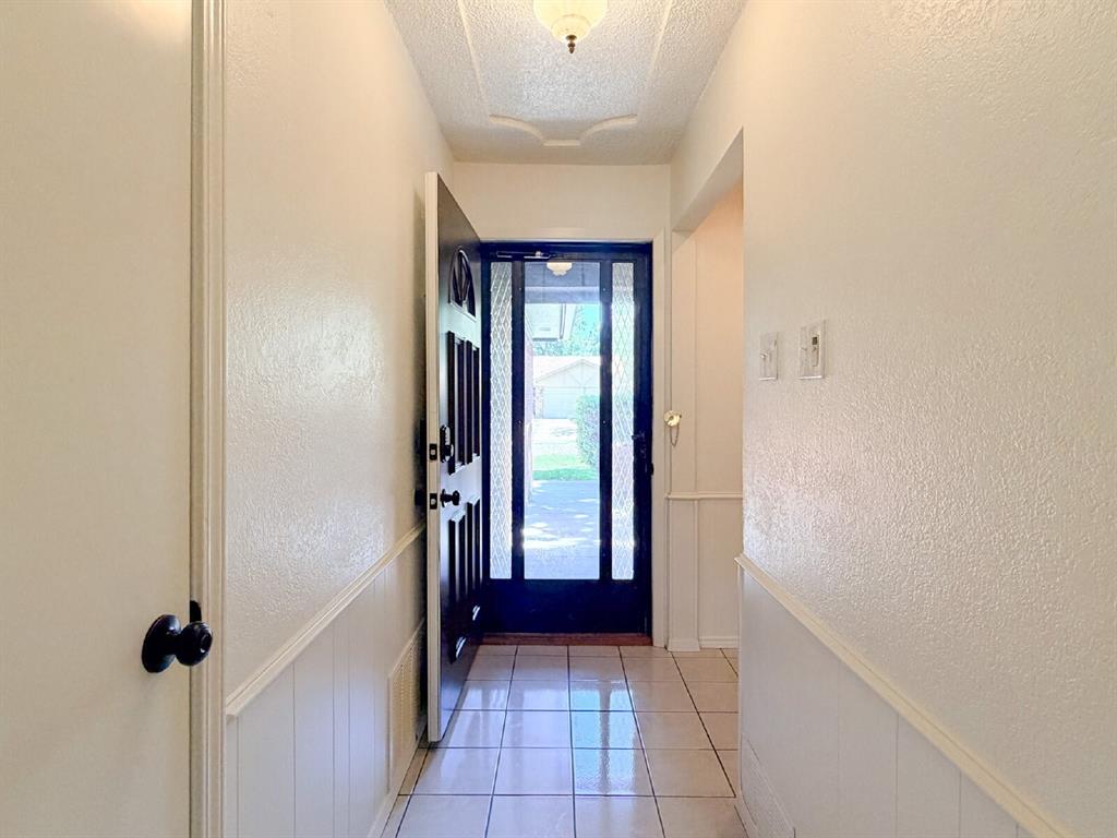 712 Pecan Street Burleson, TX 76028 - Photo 5 of 31