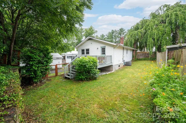 a view of a house with backyard and garden