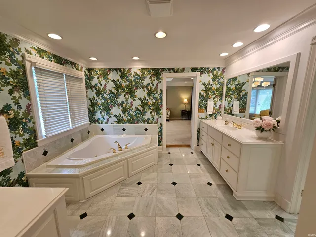 $889,500 | 16 Johnson Place, Evansville, IN 47714