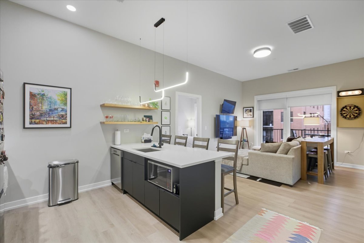 3217 North Clark Street, Unit 402 Chicago, IL 60657 - Photo 2 of 11