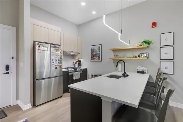 $4,150 | 3217 North Clark Street, Unit 402, Chicago, IL 60657