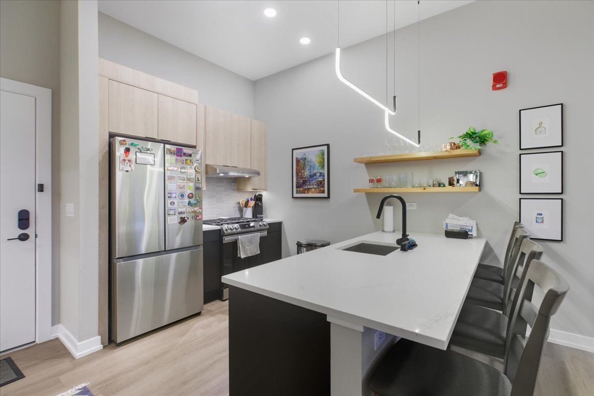 3217 North Clark Street, Unit 402 Chicago, IL 60657 - Photo 3 of 11