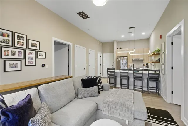 $4,150 | 3217 North Clark Street, Unit 402, Chicago, IL 60657