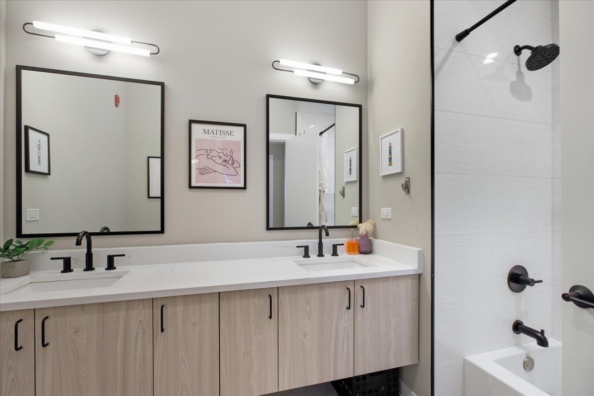 3217 North Clark Street, Unit 402 Chicago, IL 60657 - Photo 8 of 11