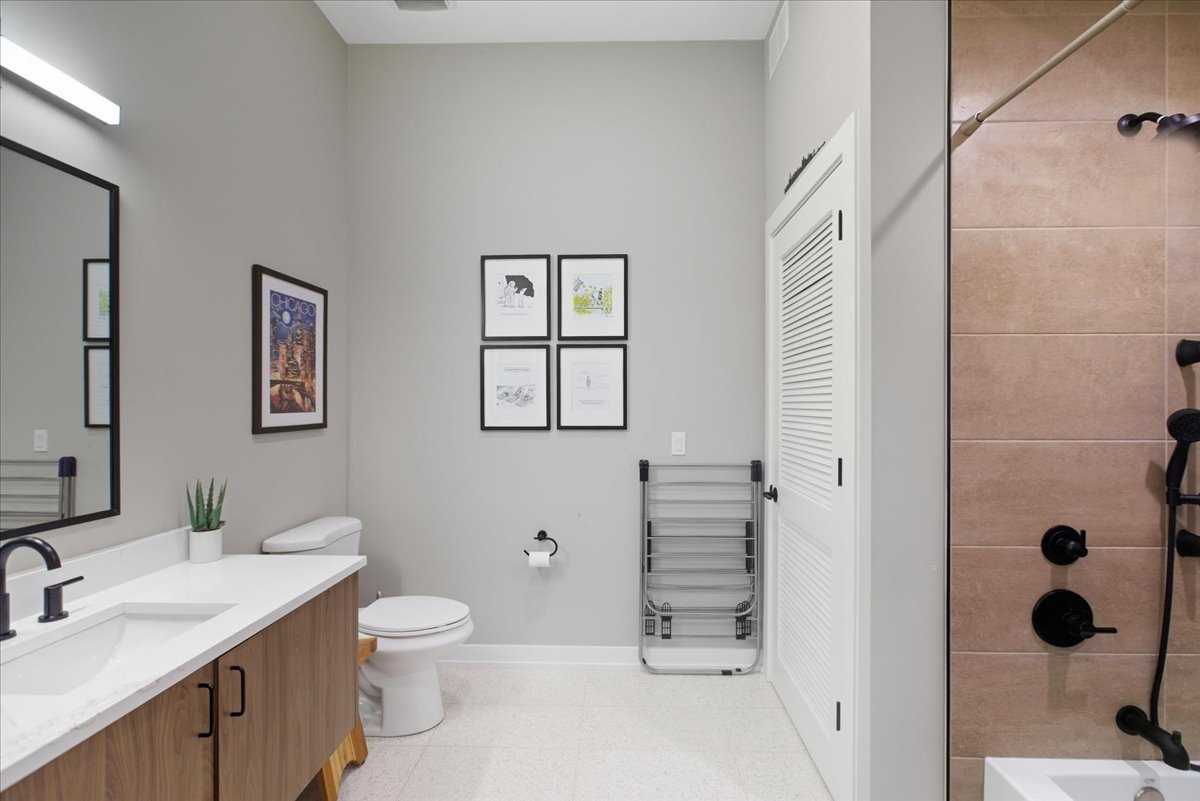 3217 North Clark Street, Unit 402 Chicago, IL 60657 - Photo 9 of 11