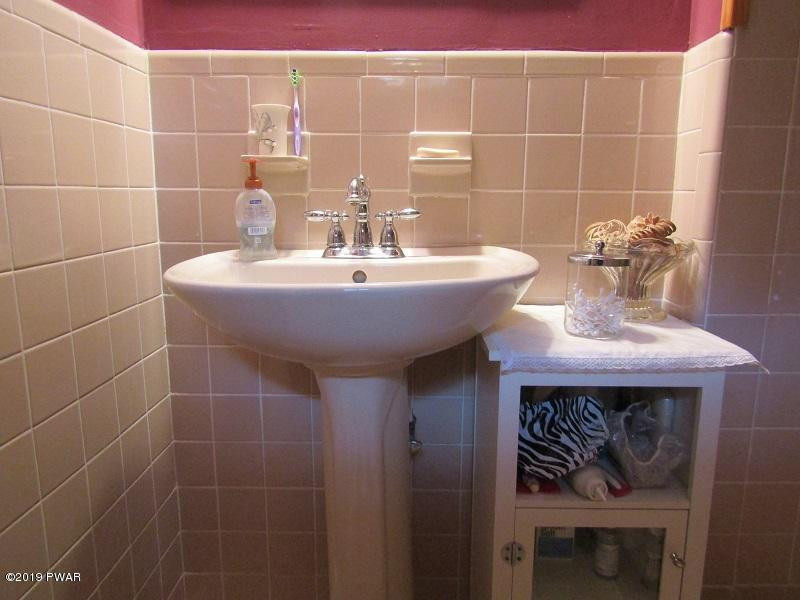 327 Foster Hill Road Milford, PA 18337 - Photo 16 of 25 pedestal
