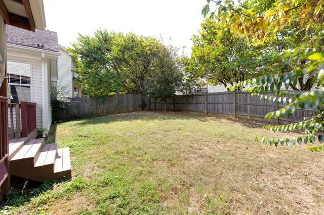 a view of a backyard