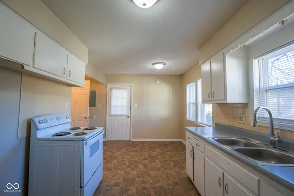 $1,199 | 136 South Webster Avenue, Indianapolis, IN 46219