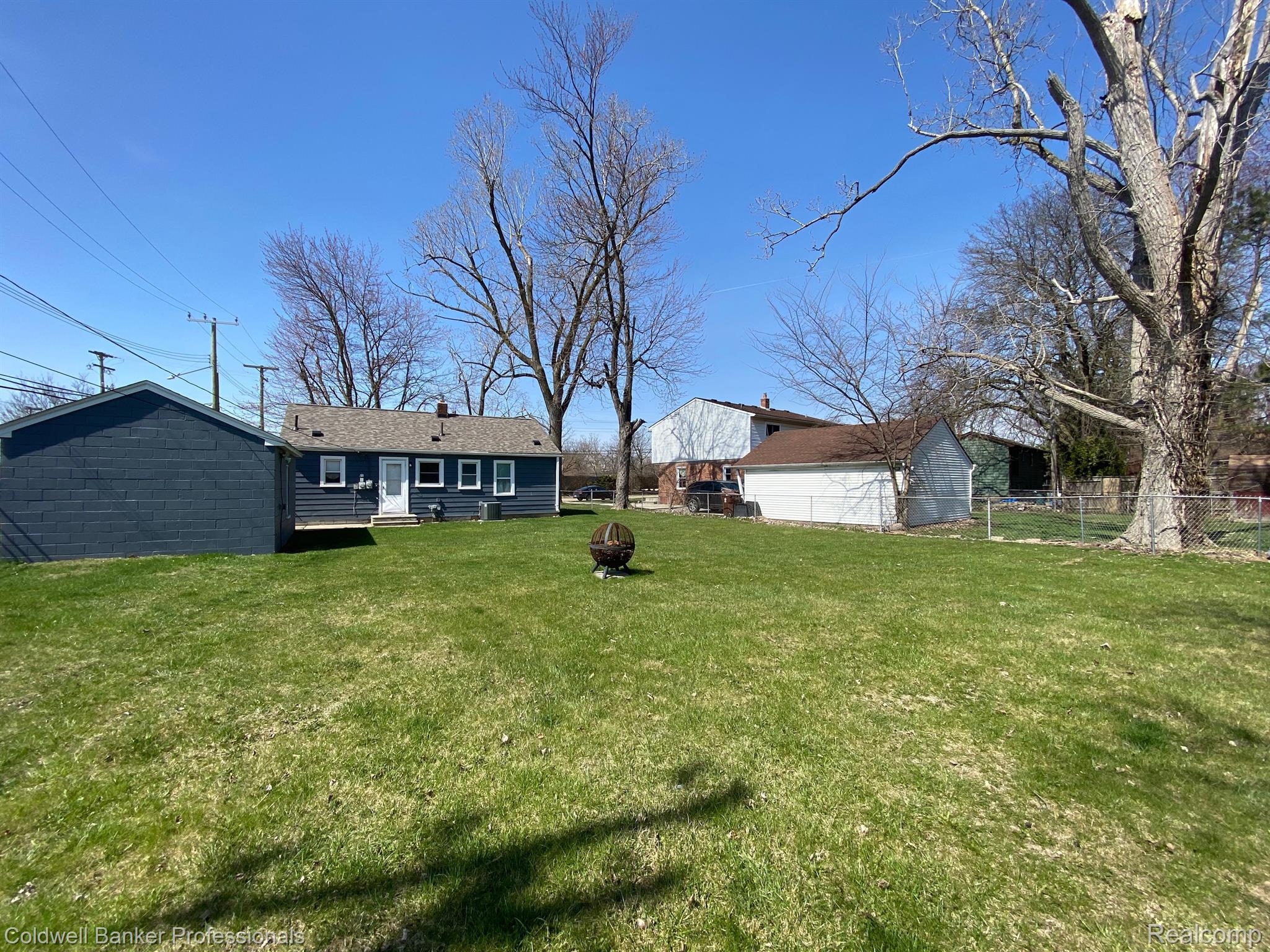 3353 Filbert Street Wayne, MI 48184 - Photo 9 of 10 Large Fenced Backyard