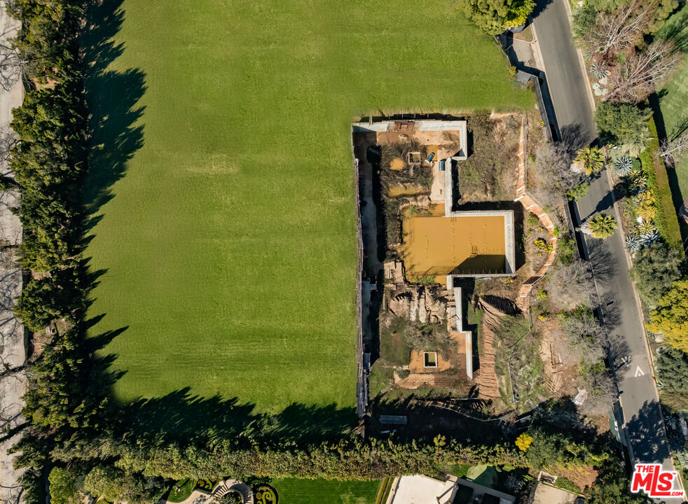 355 South Mapleton Drive Los Angeles, CA 90024 - Photo 4 of 9 a view of a back yard of the house