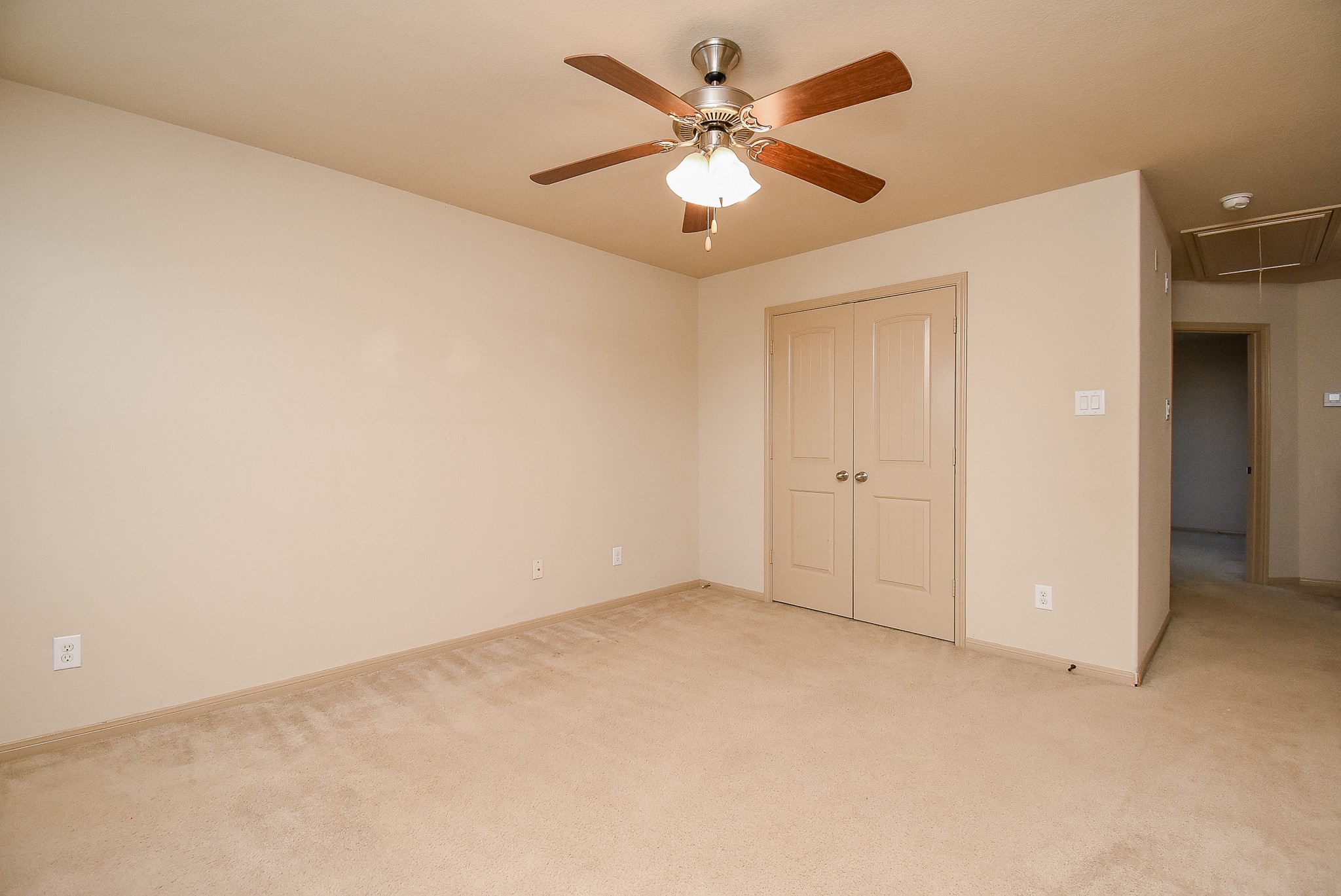 2106 Harmon Crest Court Spring, TX 77373 - Photo 26 of 32 an empty room with closet and a ceiling fan