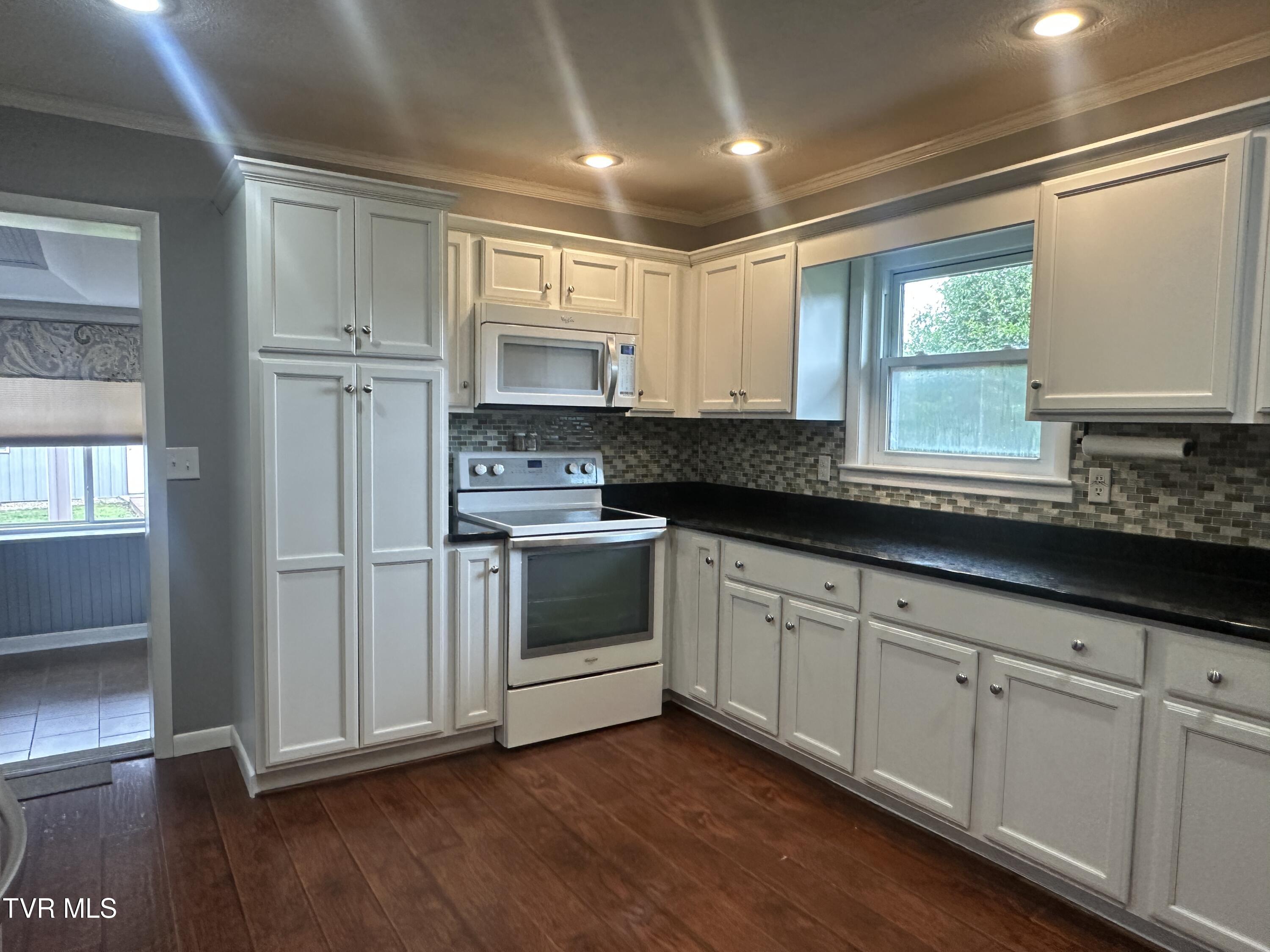 1070 Nolichuckey Road Greeneville, TN 37743 - Photo 7 of 66 IMG_4470 (1)