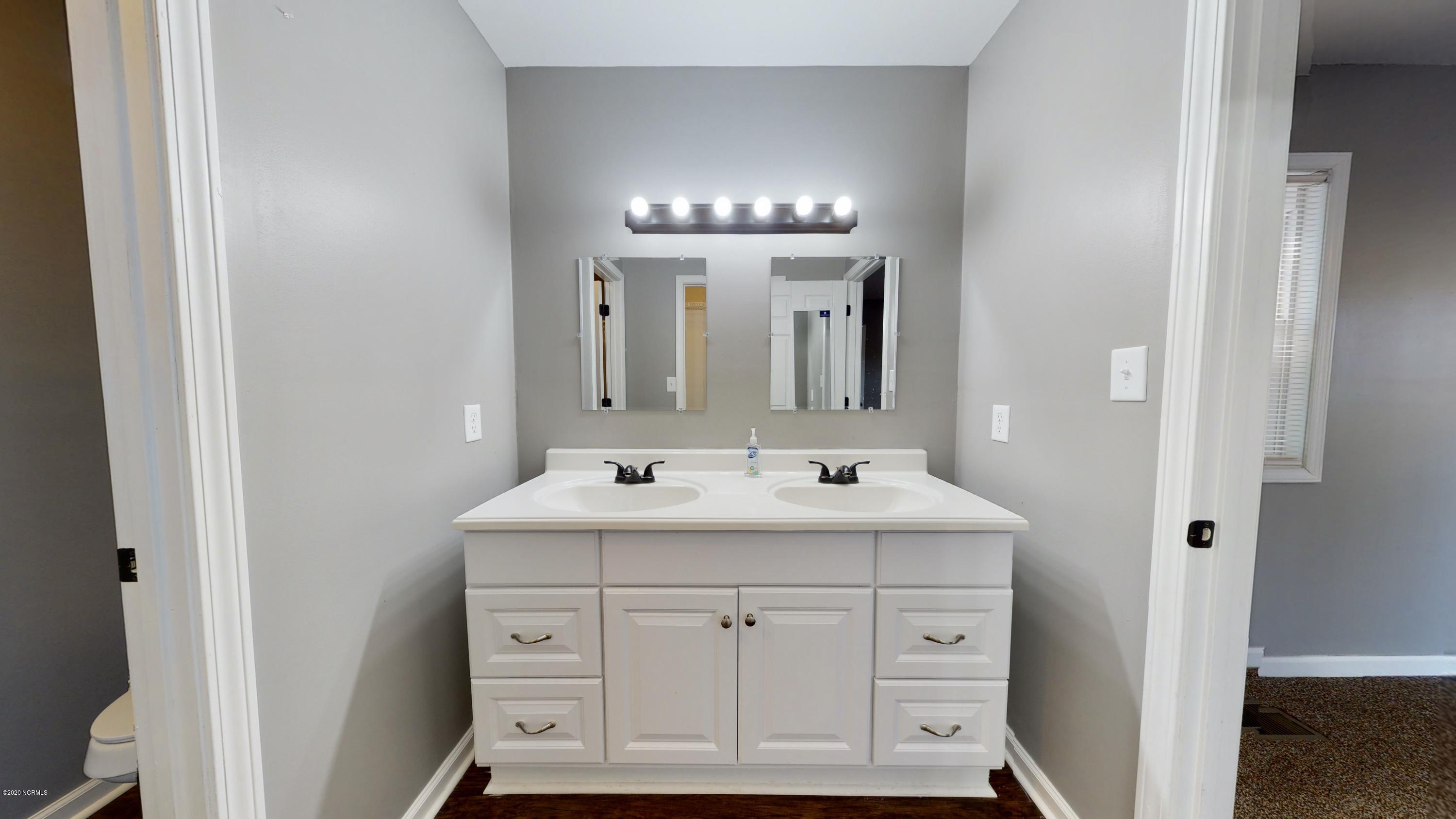 107 Bowline Road New Bern, NC 28562 - Photo 14 of 30 Master Bathroom
