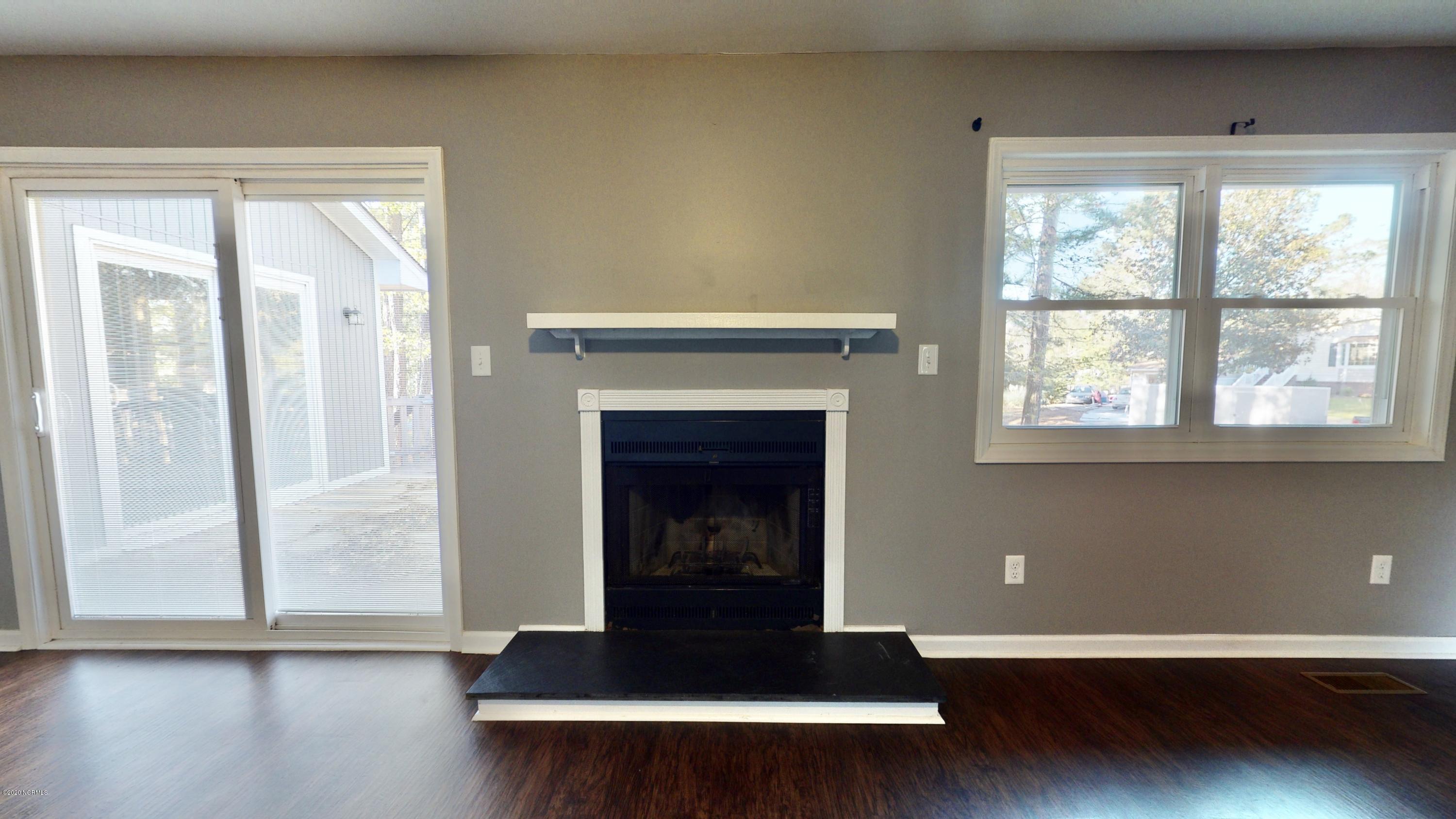 107 Bowline Road New Bern, NC 28562 - Photo 8 of 30 Wood burning Fireplace