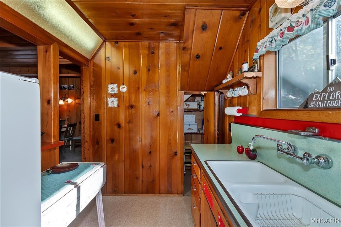 620 Cedar Lane Twin Peaks, CA 92391 - Photo 16 of 31 a room with musical instruments