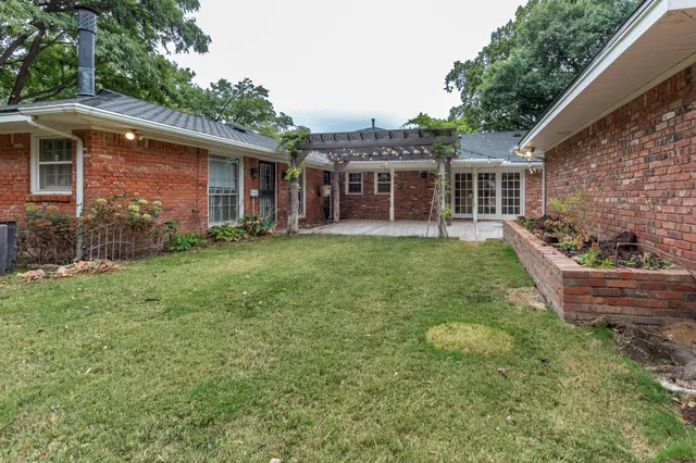 a view of a yard in front of house