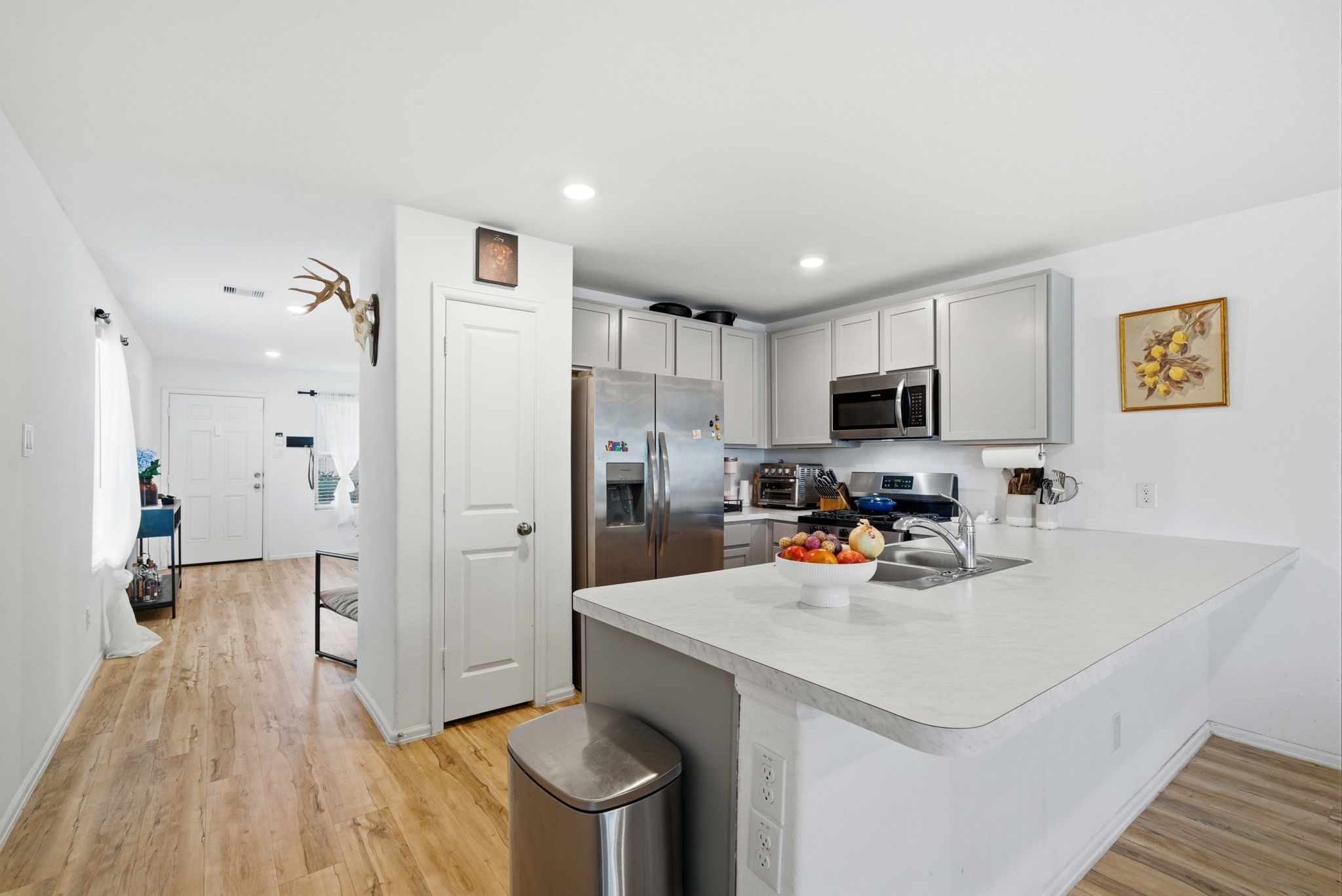 14502 Woodcott Warren Way Rosharon, TX 77583 - Photo 2 of 29 A beautifully appointed kitchen featuring stainless steel appliances, a gas range, and an effortless flow into the main living spaces.