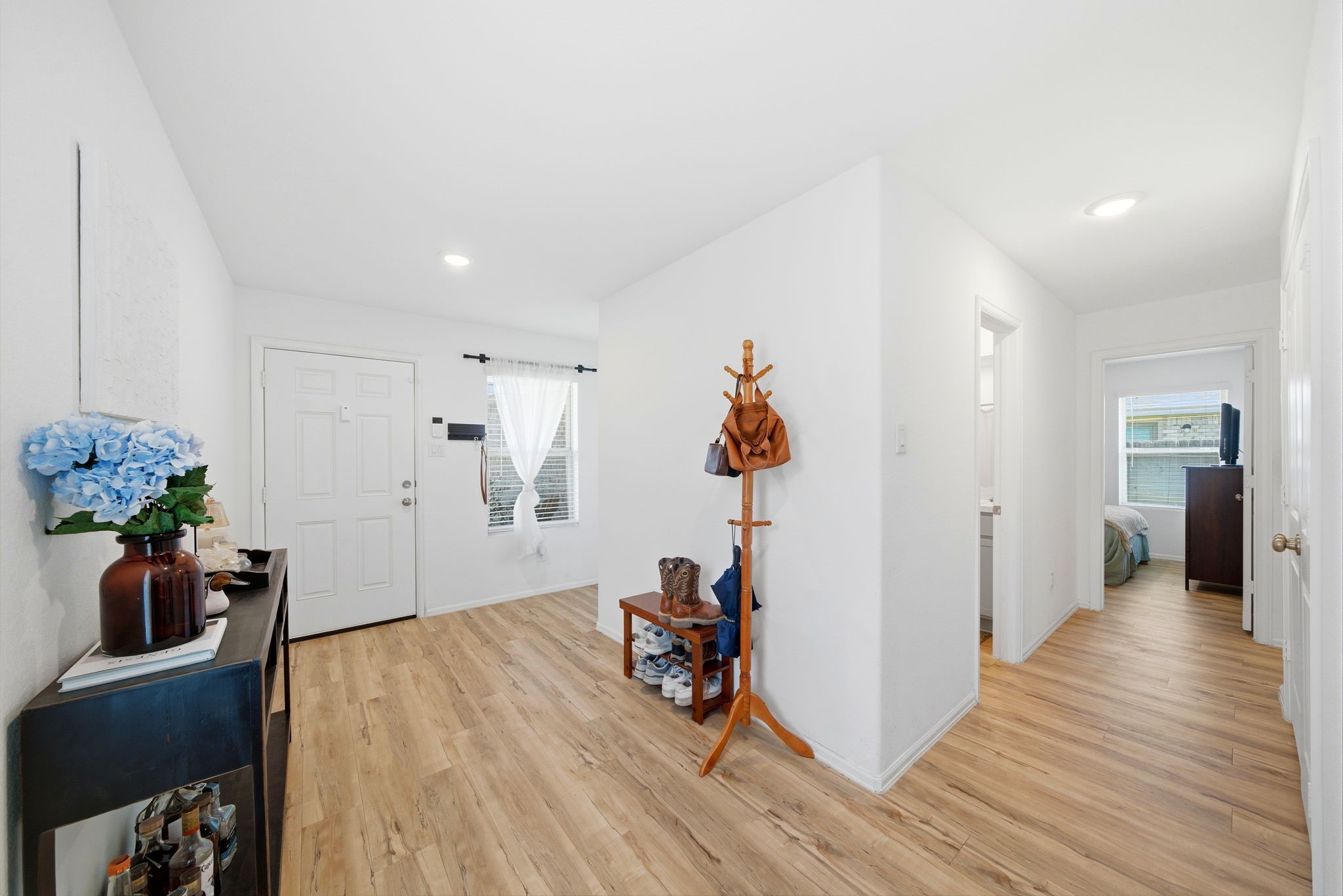 14502 Woodcott Warren Way Rosharon, TX 77583 - Photo 6 of 29 A welcoming entry that sets the tone for the home’s comfortable and thoughtfully designed layout.
