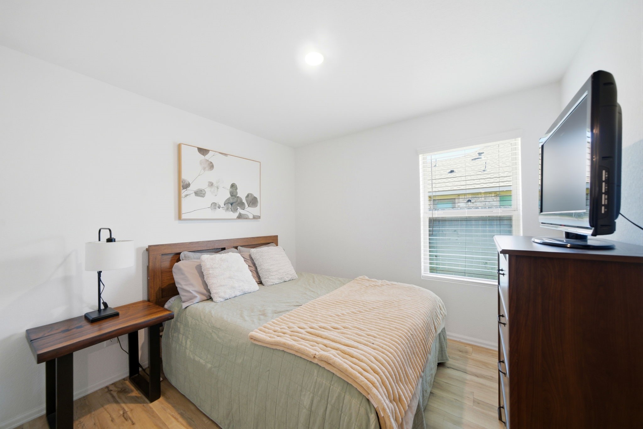 14502 Woodcott Warren Way Rosharon, TX 77583 - Photo 8 of 29 Clean, comfortable layout and generous natural light.