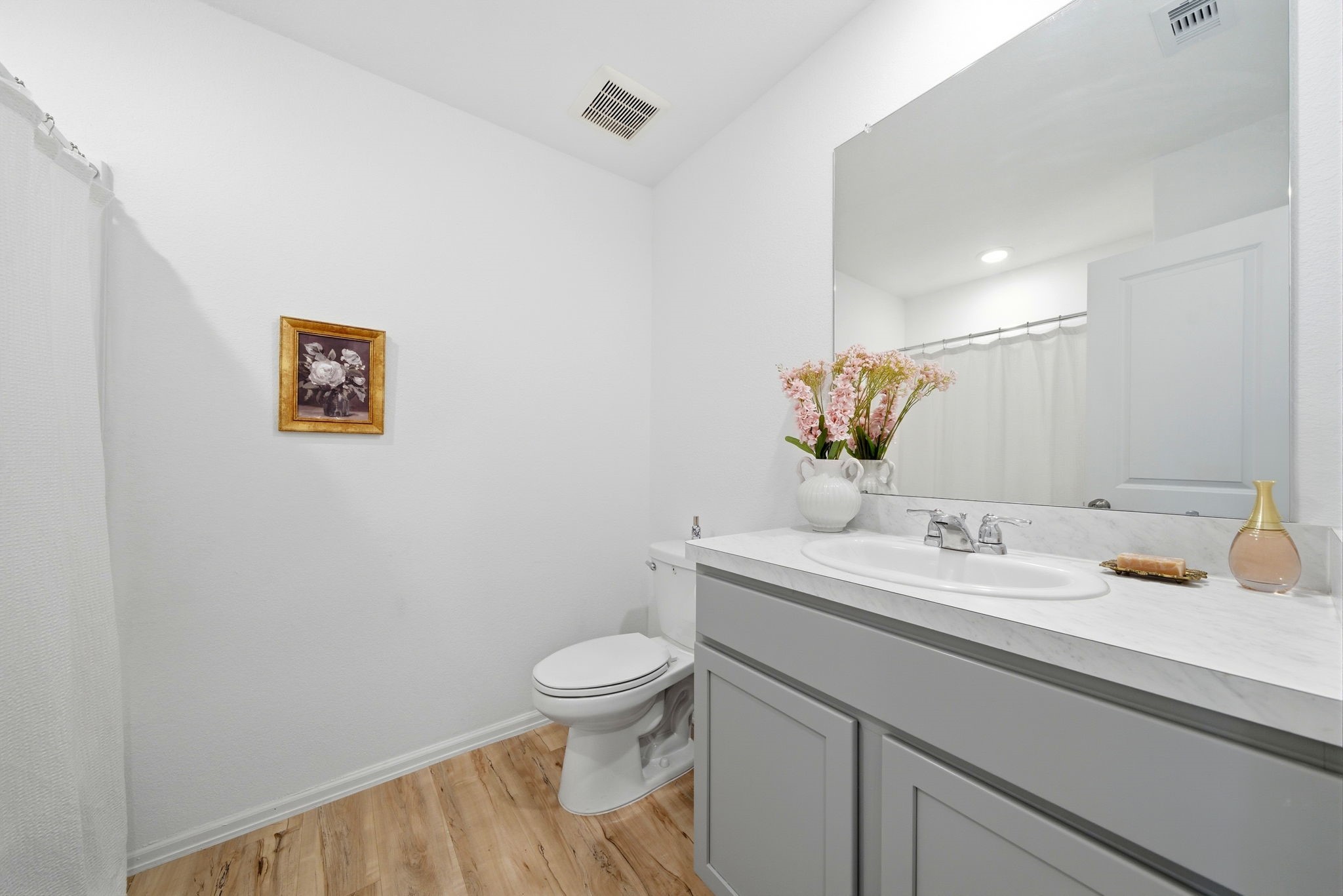 14502 Woodcott Warren Way Rosharon, TX 77583 - Photo 9 of 29 A thoughtfully designed full bath for the secondary bedrooms with a versatile tub/shower combo to accommodate everyday living.