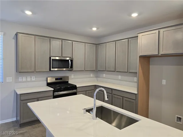 $2,595 | 7526 Dawn Lndg Avenue, Las Vegas, NV 89113