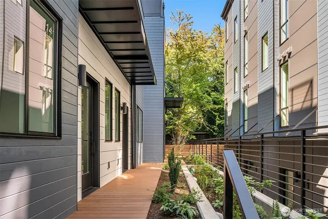 $799,900 | 1421 19th Avenue, Unit D, Seattle, WA 98122