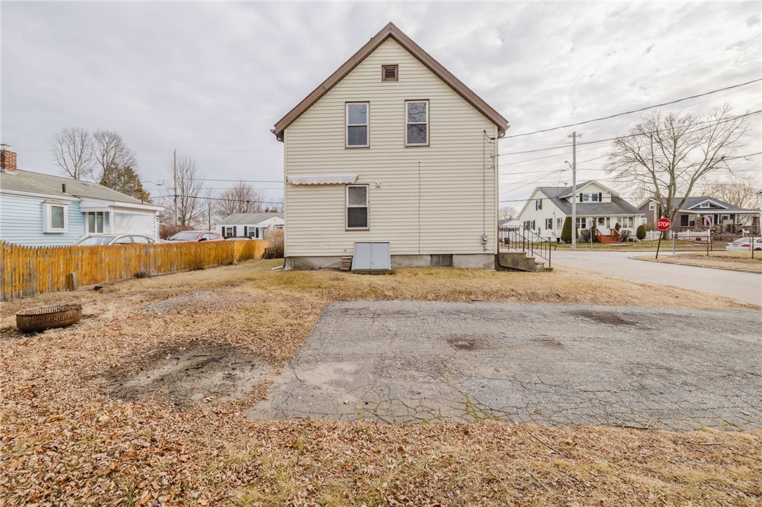 38 Madison Street Pawtucket, RI 02861 - Photo 4 of 47