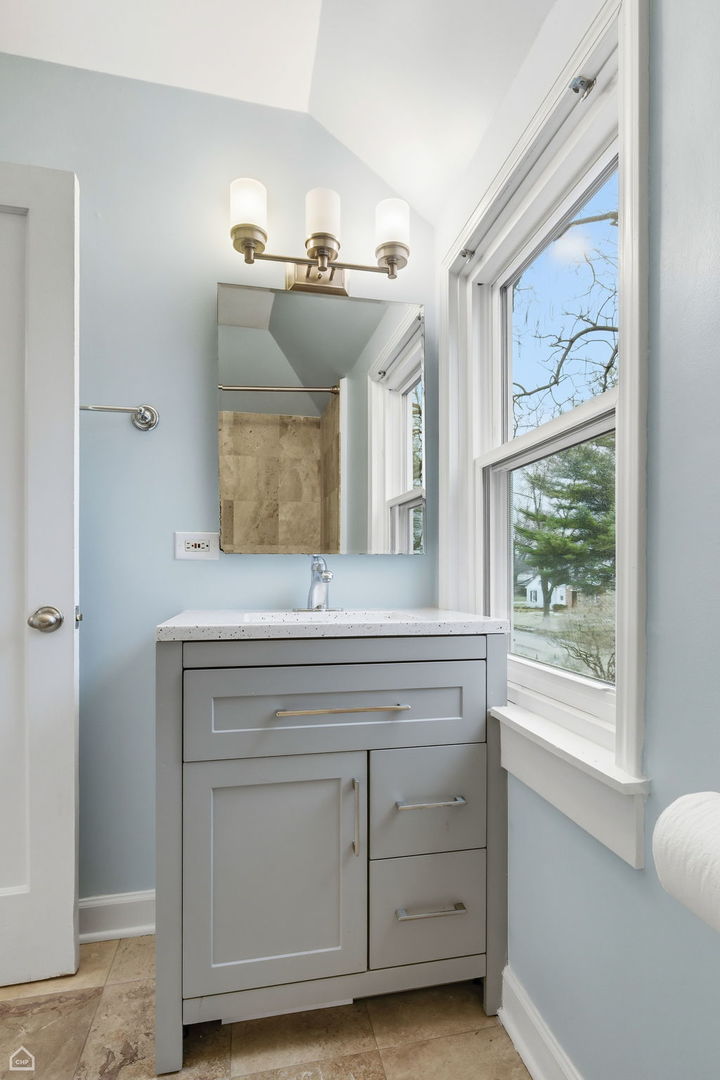 8434 Keystone Avenue Skokie, IL 60076 - Photo 14 of 18