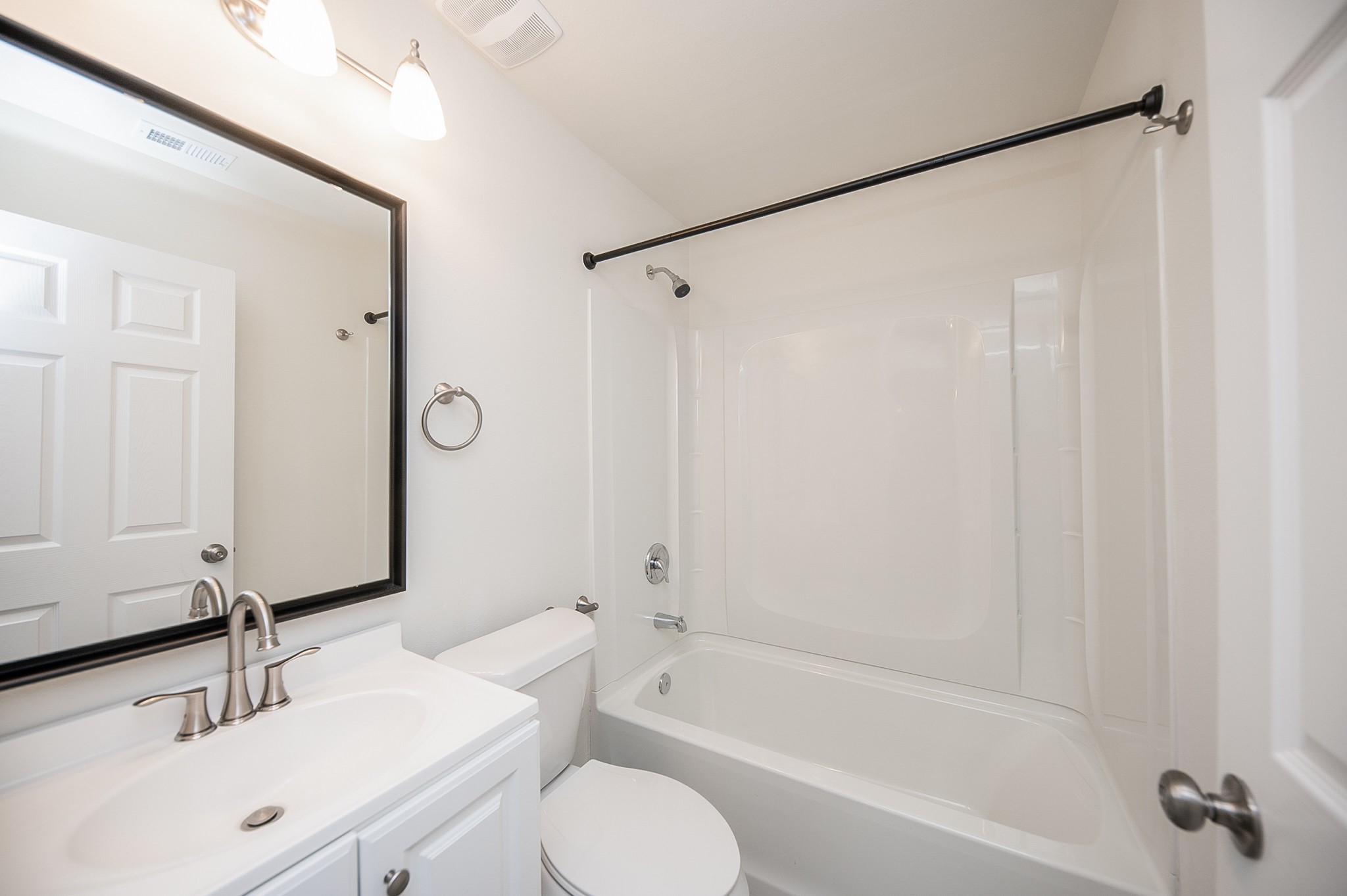 5042 Mallow Street, Unit B Houston, TX 77033 - Photo 7 of 13