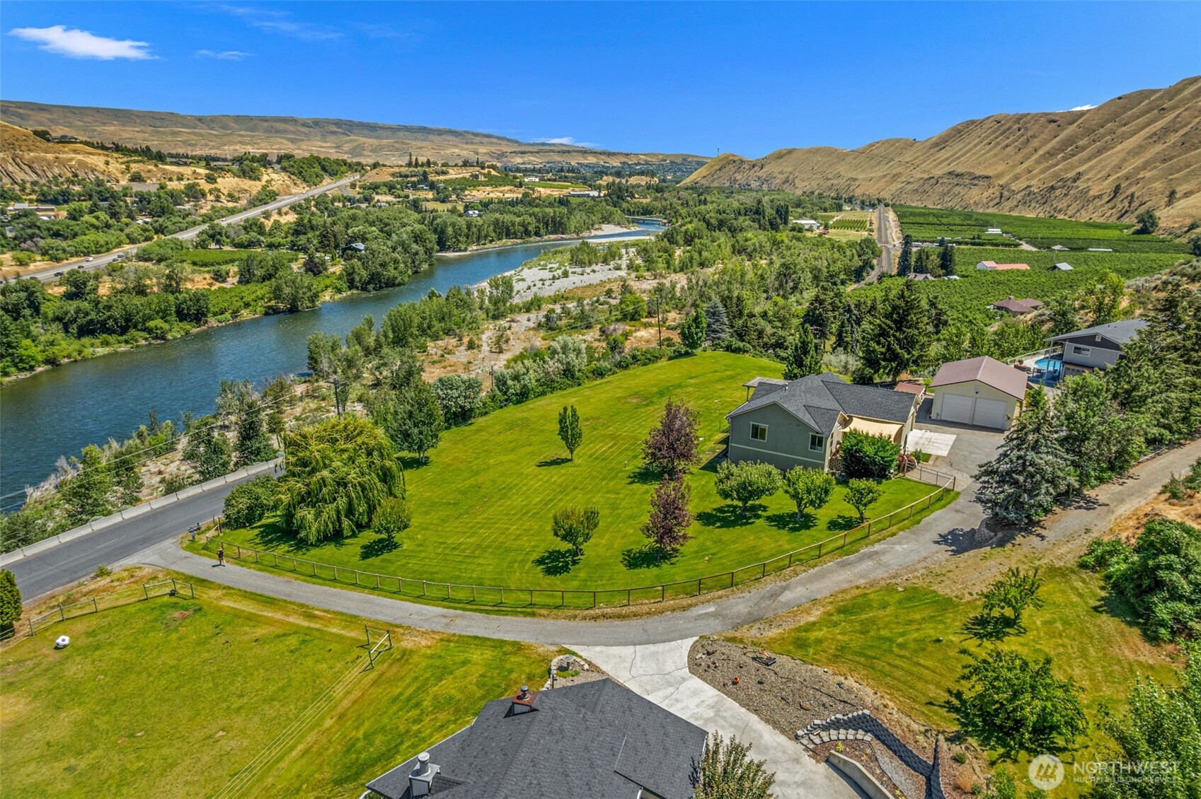 1901 Sleepy Hollow Road Wenatchee, WA 98801 - Photo 3 of 40