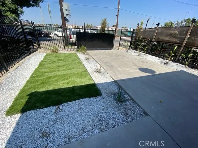 a view of a backyard