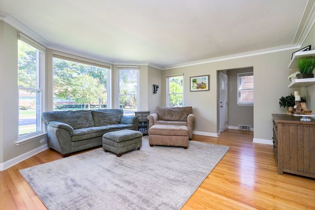175 Ridgewood Road Riverside, IL 60546 - Photo 3 of 25 a living room with furniture and a rug