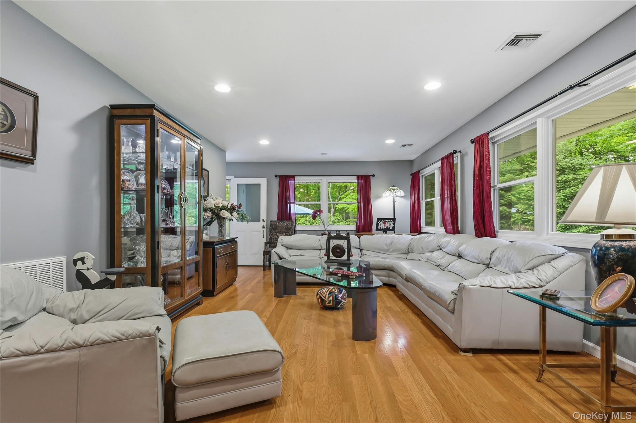 25 Edcris Lane Huntington, NY 11743 - Photo 21 of 40 Living Room 2